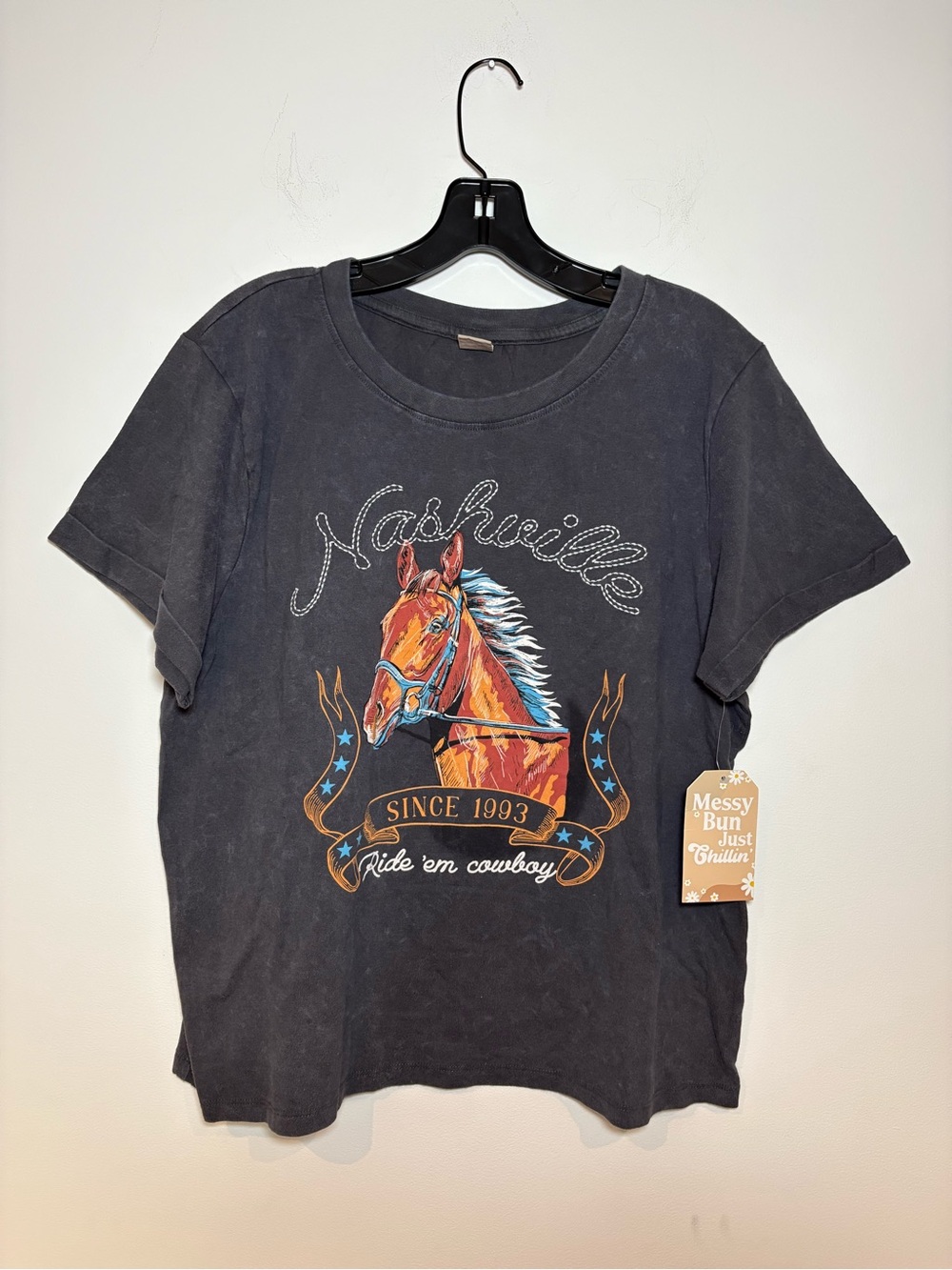 New MESSY BUN JUST CHILLINβ Vintage-style Nashville Graphic Tee